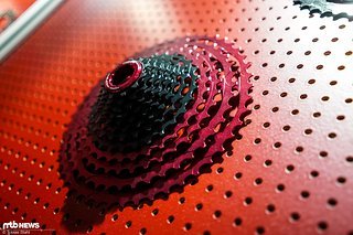 Von Now8 kommt diese 12-fach Kassette (11 bis 48 Zähne) soll Shimano und SRAM gewichtstechnisch zeigen, wo der Hammer hängt - 299 g gibt der Hersteller an und ermöglicht mit eigenem Schalthebel die Umrüstung von 11-fach Antrieben auf 12-fach