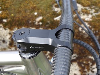 ... besteht aus einem Intend Grace XC Vorbau in 77 mm Länge und einem BikeAheadComponents TheFlatbar Lenker ... besteht aus einem Intend Grace XC Vorbau in 77 mm Länge und einem BikeAheadComponents TheFlatbar Lenker