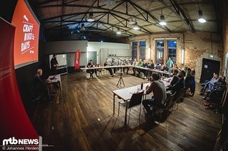 Das sieht man so eigentlich nie: In verschiedenen Workshops und Runden konnten die Leute, die einige der interessantesten deutschen Fahrrad-Firmen ins Leben gerufen haben, über unterschiedliche Themen diskutieren