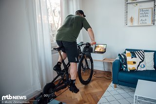 Wenn es draußen ungemütlich ist, dann ist das Fahren auf der Rolle eine gute Variante, um zumindest ein wenig in Form zu bleiben Wenn es draußen ungemütlich ist, dann ist das Fahren auf der Rolle eine gute Variante, um zumindest ein wenig in Form zu bleiben