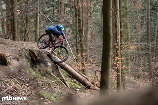 In hartem Gelände muss man etwas arbeiten, um das leichte Trailbike auf Linie zu halten