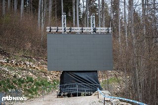 Trotz Zuschauerstopps darf die Videoleinwand nicht fehlen
