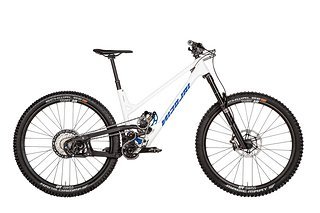 Das hier gezeigte Bike bringt ohne Pedale 16,6 kg auf die Pedale Das hier gezeigte Bike bringt ohne Pedale 16,6 kg auf die Pedale