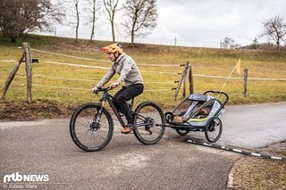 Eines der Hindernisse auf unserer Testrunde: der Hamax Breeze schluckt die Schwelle souverän weg.