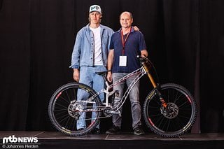 Racer Simon Maurer fährt es bereits schon eine Weile im World Cup, Bernd von Frace Bike hat es gebaut – das neue, gefräste Frace Downhill Bike.