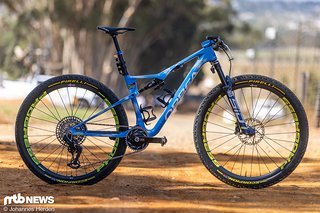 Das Orbea Oiz vom spanischen Team Klimatiza Orbea kommt sehr farbenfroh daher. Das Orbea Oiz vom spanischen Team Klimatiza Orbea kommt sehr farbenfroh daher.