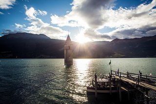 Eines der markantesten Wahrzeichen der Region - der versunkene Kirchtum im Reschensee. Eines der markantesten Wahrzeichen der Region - der versunkene Kirchtum im Reschensee.