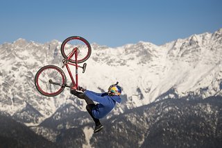 Szymon Godziek zeigt einen Flip Seat Whip Szymon Godziek zeigt einen Flip Seat Whip