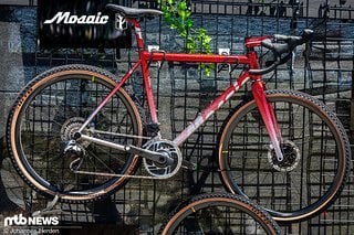 Auch dieser Gravel-Racer von Mosaic erregte unsere Aufmerksamkeit durch die extravagante Lackierung, für die man in der Sonne unweigerlich die Sonnenbrille aufsetzen musste.