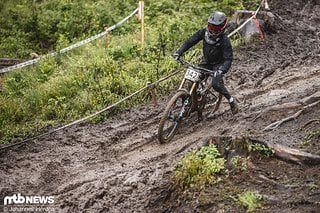 Jetzt wird es schlammig. Die Racer auf der DH-Strecke erwischten keine idealen Streckenbedingungen.