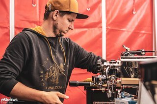 Tobi Woggon gibt den Barista am Stand von Ghost