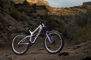 Dank dieser weiß-lilafarbenen Lackierung hat Reed Boggs mit Sicherheit eines der auffälligsten Bikes der diesjährigen Rampage Dank dieser weiß-lilafarbenen Lackierung hat Reed Boggs mit Sicherheit eines der auffälligsten Bikes der diesjährigen Rampage