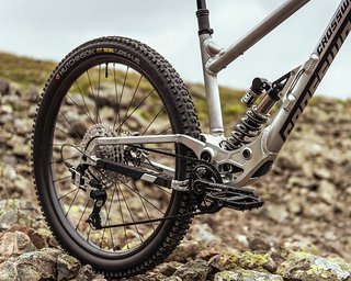 Der Crossworx Cycles Dash 29-Rahmen wird mit einem Storia Lok V3 Dämpfer aus dem Hause EXT aufgebaut Der Crossworx Cycles Dash 29-Rahmen wird mit einem Storia Lok V3 Dämpfer aus dem Hause EXT aufgebaut