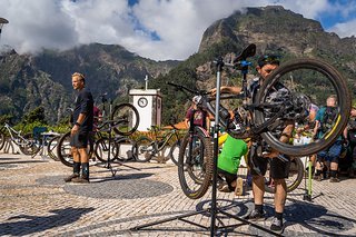 Reserven auffüllen und die Bikes reparieren, für das, was nach der nächsten Ecke lauert.
