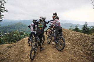 Im Training hilft man sich häufig gegenseitig aus, um die riesigen Features zu bezwingen.