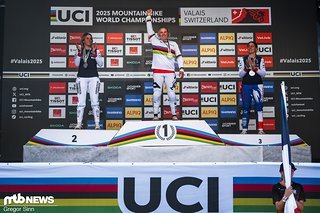 Das WM-Podium 2025 der Frauen: Vali Höll holt Gold vor Myriam Nicole und Marine Cabirou!