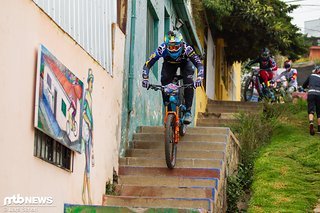 Auch Wyn Masters ist auf einem Enduro vor Ort.