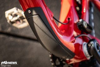Das Unterrohr wird in der neusten Iteration V4S von einem noch größeren, verschraubten Schützer bedeckt. Das Unterrohr wird in der neusten Iteration V4S von einem noch größeren, verschraubten Schützer bedeckt.