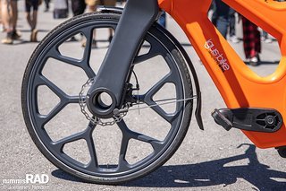 Selbst die Laufräder und der Antrieb werden aus Plastik gefertigt.