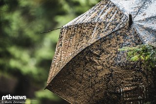 Der Award für den vollgeschissensten Regenschirm des Tages geht an unseren Fotografen-Kollegen Sven Martin.