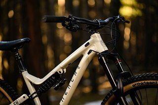 Ein nicht übermäßig steiler Lenkwinkel, 29"-Laufräder und ganz ordentliche Reach-Werte sollen den perfekten Mix aus Laufruhe und Manövrierbarkeit bieten.