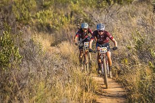 Haley Batten (vorne) und Sofia Gomez (hinten) waren die Hauptprotagonistinnen auf der äußerst turbulenten Etappe des Cape Epic 2022 Haley Batten (vorne) und Sofia Gomez (hinten) waren die Hauptprotagonistinnen auf der äußerst turbulenten Etappe des Cape Epic 2022