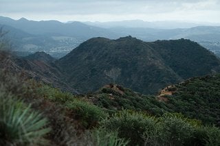 Die topografische Karte der Santa Anna Berge in Kalifornien bildet die Grundlage des Designs.