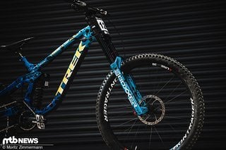 Die RockShox Boxxer steht dem aufwendig lackierten Rahmen in nichts nach.