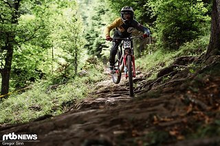 Luca Höfler lässt sein DH-Bike über die ausgeballerte Strecke tänzeln.