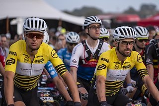 Voller Fokus auf die anstehende Aufgabe bei den beiden Gesamtführenden Filippo Colombo (links) und Nino Schurter (rechts).