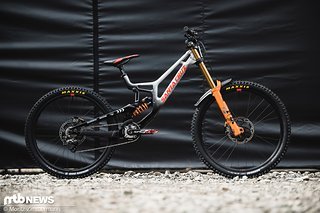 Nina Hoffmann ist weiterhin auf ihrem Santa Cruz V10 unterwegs.
