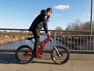 Bei so viel Federweg steht es sich richtig plüschig auf dem Rad