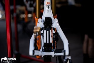Auch beim Commencal Supreme-Prototyp ist Platz für den ein oder anderen Klumpen Matsch in der Anlenkung …