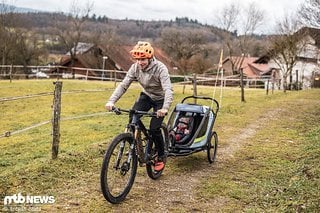 Los geht es auf die Testrunde: Wir simulieren einmal die Fahrt mit einem Baby und einmal mit zwei Kindern