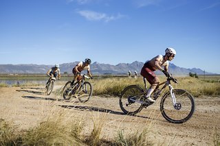 Die beiden Tschechen Martin Stosek und vom Canyon Sidi-Team landeten auf Tagesrang sechs.