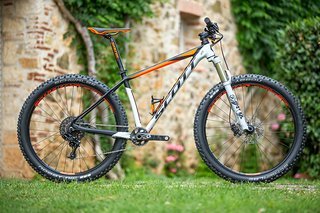 Das neue Scott Scale 710 Plus steht satt auf den breiten Reifen
