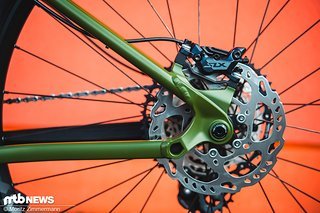 Die verbaute Shimano SLX-Bremse soll mit ihren Vierkolben-Sätteln jede Menge Bremspower zur Verfügung stellen. Die verbaute Shimano SLX-Bremse soll mit ihren Vierkolben-Sätteln jede Menge Bremspower zur Verfügung stellen.