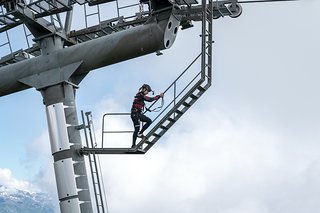Erst muss Annika die Challenge-Aufgabe von ganz oben holen. Erst muss Annika die Challenge-Aufgabe von ganz oben holen.