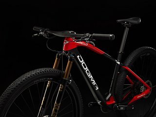 Ausgestattet wird das Pinarello Dogma XC Hardtail mit der brandneuen Fox 32 SC und einem schicken Carbon-Cockpit.