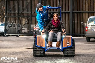Der Fachmann erklärt die Handhabung.