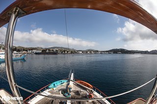 Volldampf voraus. Die Bucht macht jetzt zugegebenermaßen nicht allzuviel her, aber das wird sich recht zügig ändern
