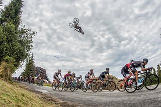 Dass ein Slopestyle-Fahrer so hoch in der Luft steht ist nicht selten