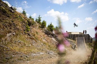 Der Südafrikaner Theo Erlangsen probt auf dem großen Step-Up – einem der größten Features des Kurses.