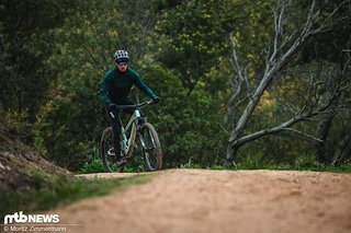 Es gibt im Uphill definitiv spritzigere Bikes, doch insgesamt kann man auf dem Scor 4060 ST sehr bequem die Höhenmeter erkurbeln. Wer es effizienter mag, greift tief nach unten und schaltet den Lock Out ein.