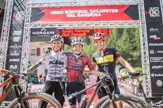Das Podium der Damen beim dritten Lauf der Hero Marathon-Weltcupserie.