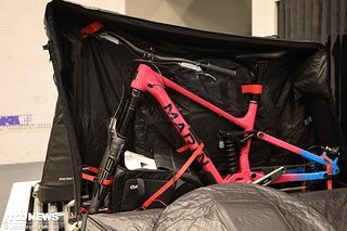 Der Lenker wird dabei einfach parallel zum Rahmen gedreht und kann so in der Bike Bag verstaut werden. Der Lenker wird dabei einfach parallel zum Rahmen gedreht und kann so in der Bike Bag verstaut werden.
