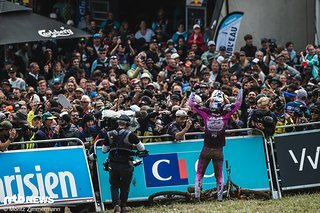 Die Freude im Ziel war riesig beim ansonsten so höflichen und zurückhaltenden Orbea-Fahrer