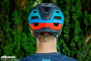 Im Nackenbereich ist der Helm tief nach unten gezogen