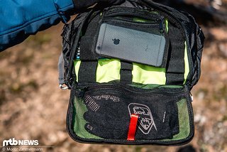 Das Werkzeugfach lässt sich aufklappen und bietet eine Vielzahl an Organisationsmöglichkeiten