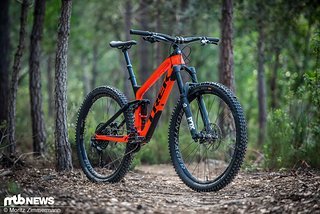 Das Trek Slash 9.8 wird eher keine Preise für seine Uphill-Performance einkassieren, kann jedoch mit seinem potenten Fahrwerk und seiner Geschwindigkeit auf dem Weg nach unten beeindrucken. Das Trek Slash 9.8 wird eher keine Preise für seine Uphill-Performance einkassieren, kann jedoch mit seinem potenten Fahrwerk und seiner Geschwindigkeit auf dem Weg nach unten beeindrucken.